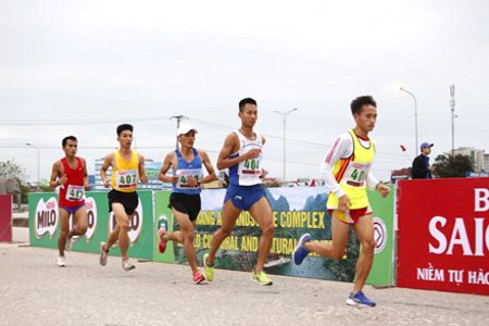 Các VĐV marathon nam nỗ lực đua tranh